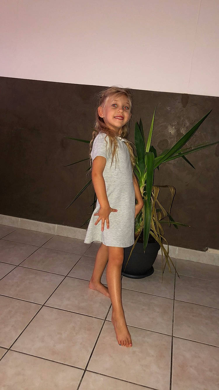 Madisson a rejoint le concours — aidez-le/la à gagner de superbes lots ! barefoot, child, fawn, floor, flooring, human_leg, joy, leg, person, photography, plant, smile, standing, vacation