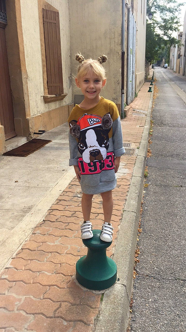 Madisson participe au concours pour gagner de l'argent avec cette photo : child, footwear, joy, person, recreation, shoe, snapshot, standing, street_fashion, t_shirt, toddler, vacation