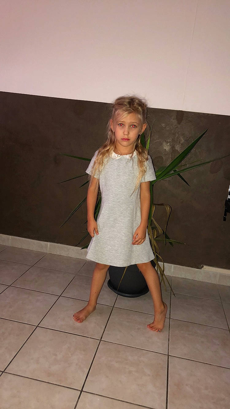 Madisson a rejoint le concours — aidez-le/la à gagner de superbes lots ! barefoot, child, floor, flooring, fun, joint, leg, person, photography, shoulder, smile, standing, toddler, vacation