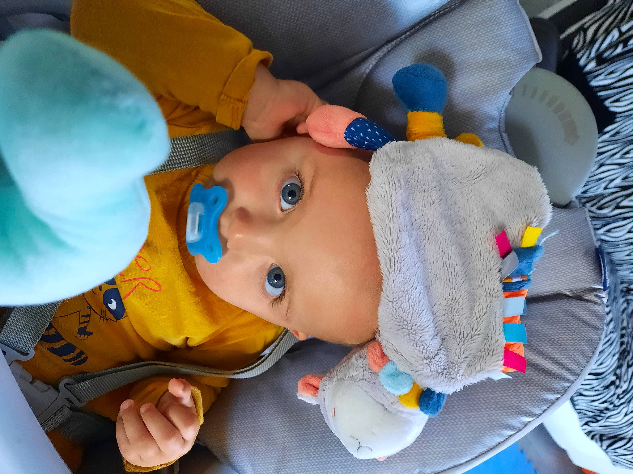 Nesta a rejoint le concours — aidez-le/la à gagner de superbes lots ! baby, baby_products, baby_safety, baby_toddler_clothing, baby_toys, cheek, child, comfort, finger, fun, mouth, nose, person, plush, room, skin, stuffed_toy, textile, toddler, toy