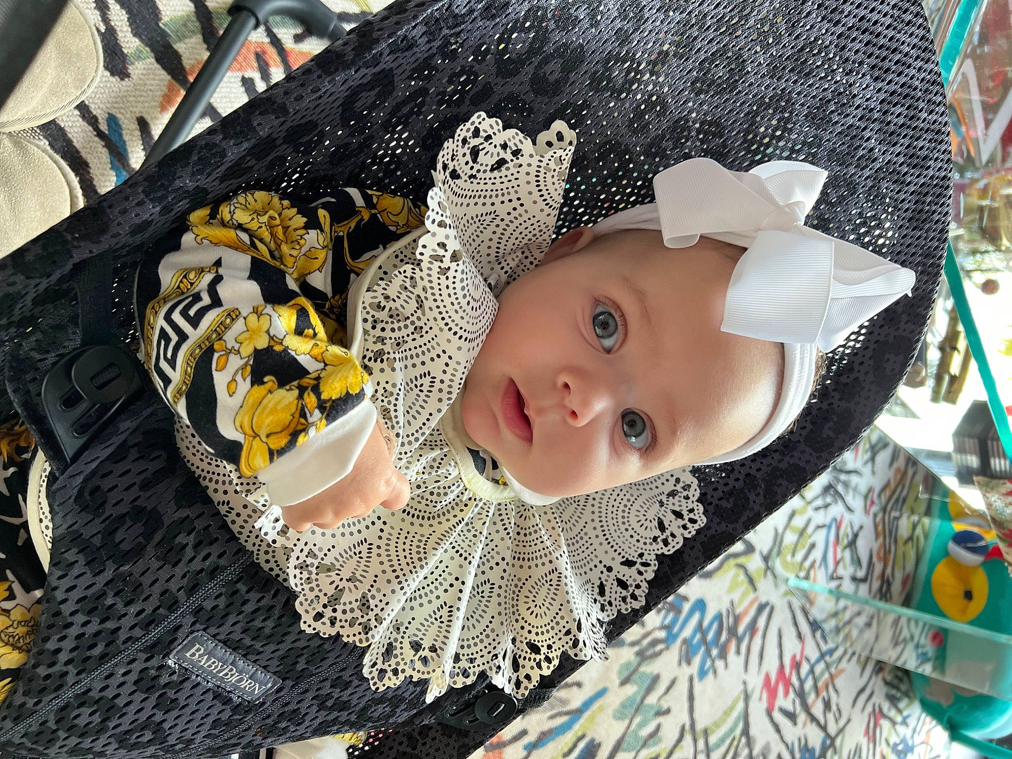 Victoria a rejoint le concours — aidez-le/la à gagner de superbes lots ! art, baby, baby_products, baby_safety, baby_toddler_clothing, cheek, child, eye, fashion_accessory, fun, happy, iris, linens, pattern, person, room, smile, toddler, visual_arts, wood