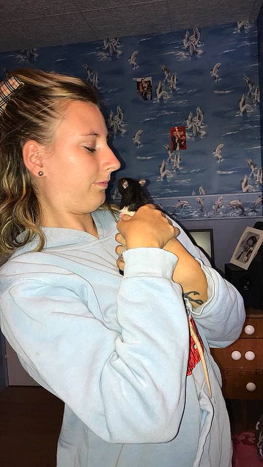 Simba participe au concours pour gagner de l'argent avec cette photo : abdomen, beauty, fashion, fun, girl, hair, hairstyle, human, human_body, human_hair_color, interaction, lady, long_hair, person, product, shoulder, smile, textile, trunk, white