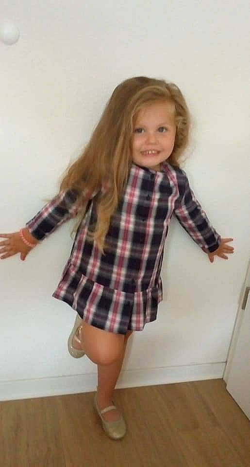 Lola a rejoint le concours — aidez-le/la à gagner de superbes lots ! blond, child, child_model, clothing, design, dress, finger, footwear, joint, joy, knee, leg, long_hair, outerwear, pattern, person, plaid, shoulder, sleeve, standing