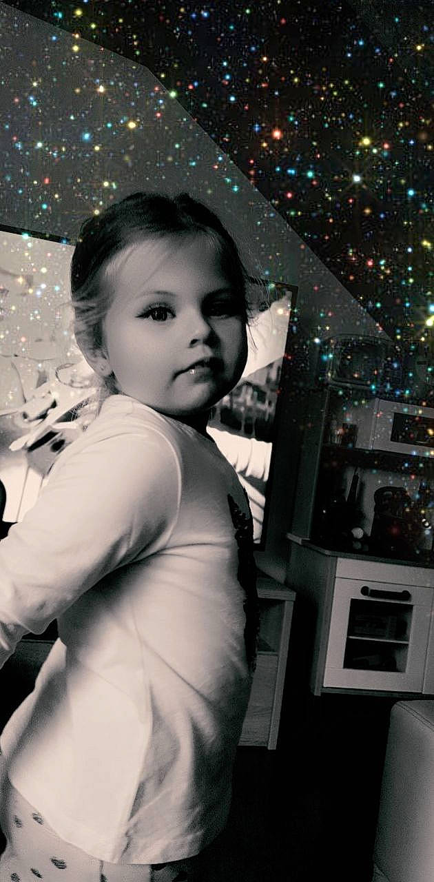 Lola participe au concours pour gagner de l'argent avec cette photo : black_and_white, black_hair, child, flash_photography, person, photography, smile, snapshot, space