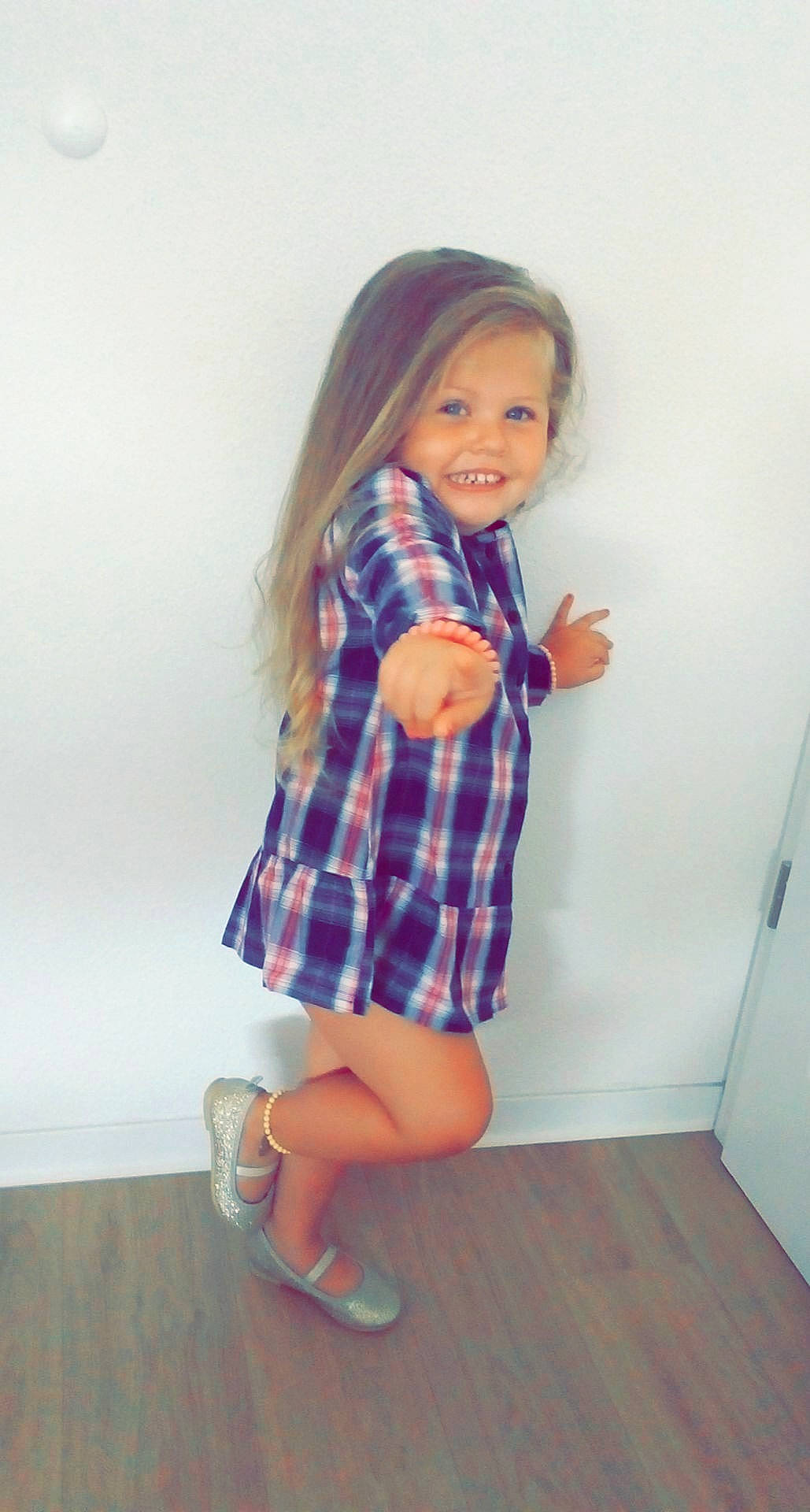 Lola a rejoint le concours — aidez-le/la à gagner de superbes lots ! child, child_model, clothing, design, dress, finger, footwear, human_leg, joint, joy, knee, leg, long_hair, pattern, person, plaid, shoe, shoulder, skin, standing