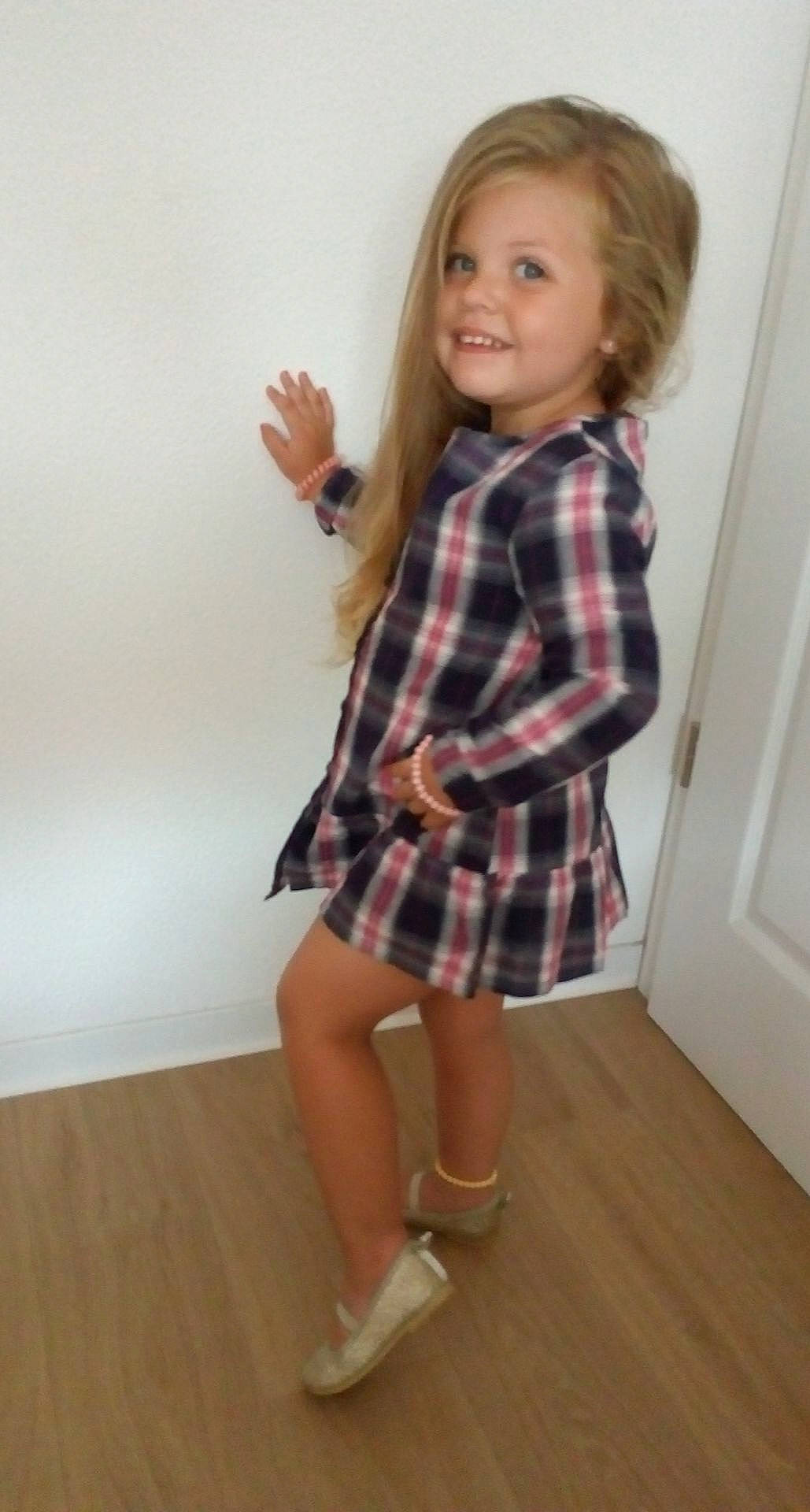 Lola a rejoint le concours — aidez-le/la à gagner de superbes lots ! blond, child, child_model, clothing, design, dress, finger, footwear, joint, joy, knee, leg, outerwear, pattern, person, plaid, shoulder, sleeve, standing, tartan