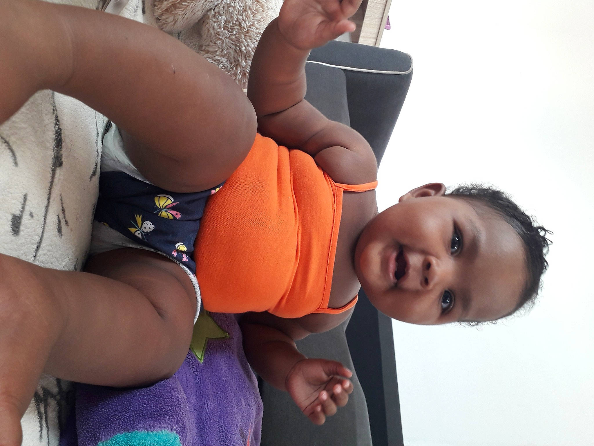 Mayra participe au concours pour gagner de l'argent avec cette photo : arm, black_hair, chest, comfort, elbow, eyelash, eyewear, fun, gesture, happy, human_leg, joint, knee, mouth, neck, person, shoulder, skin, sunglasses, thigh