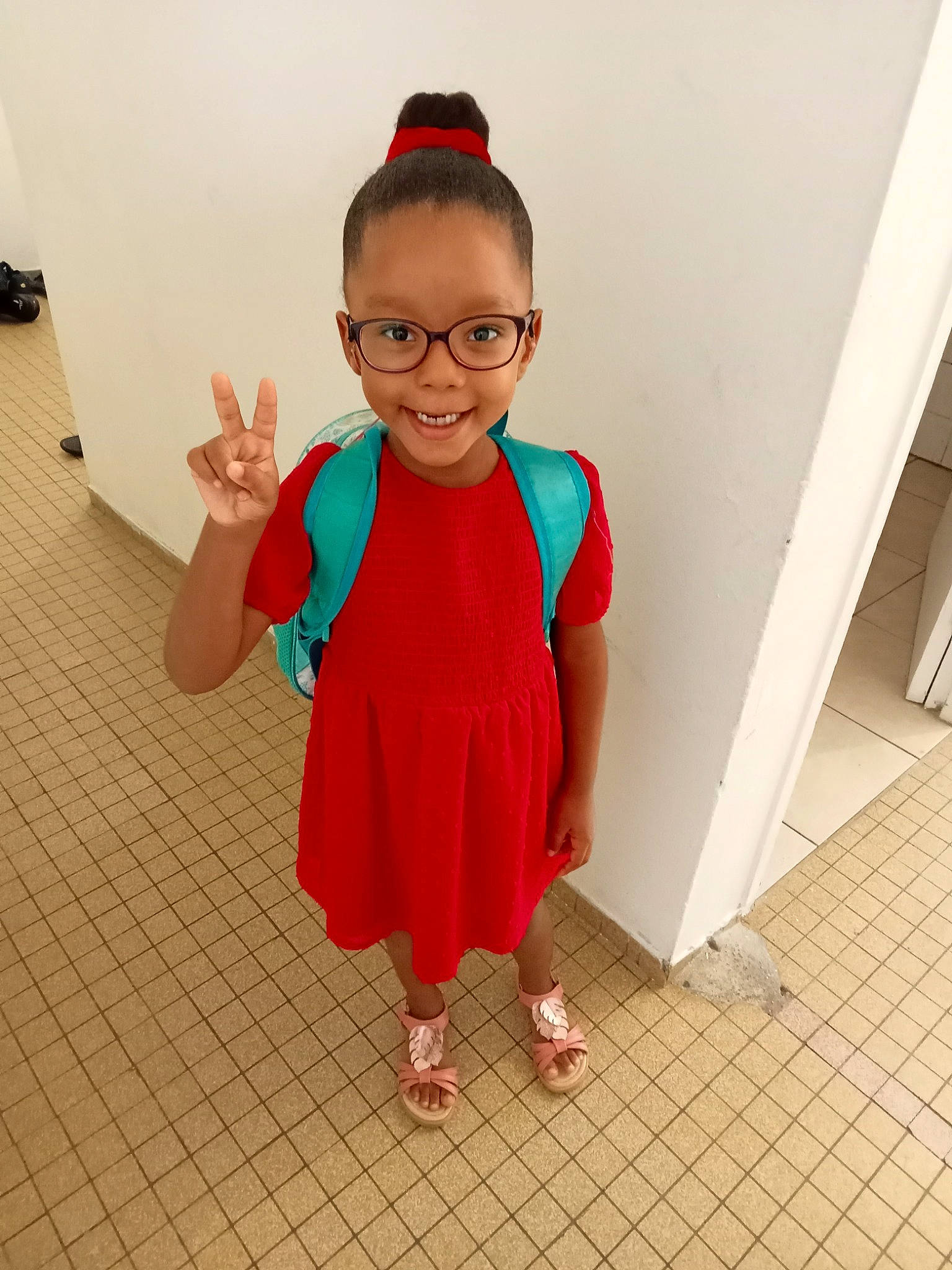 Tiana a rejoint le concours — aidez-le/la à gagner de superbes lots ! baby_toddler_clothing, clothing, electric_blue, eyewear, fashion_design, flooring, fun, gesture, glasses, happy, hat, joy, magenta, neck, pattern, person, shoulder, skin, sleeve, smile