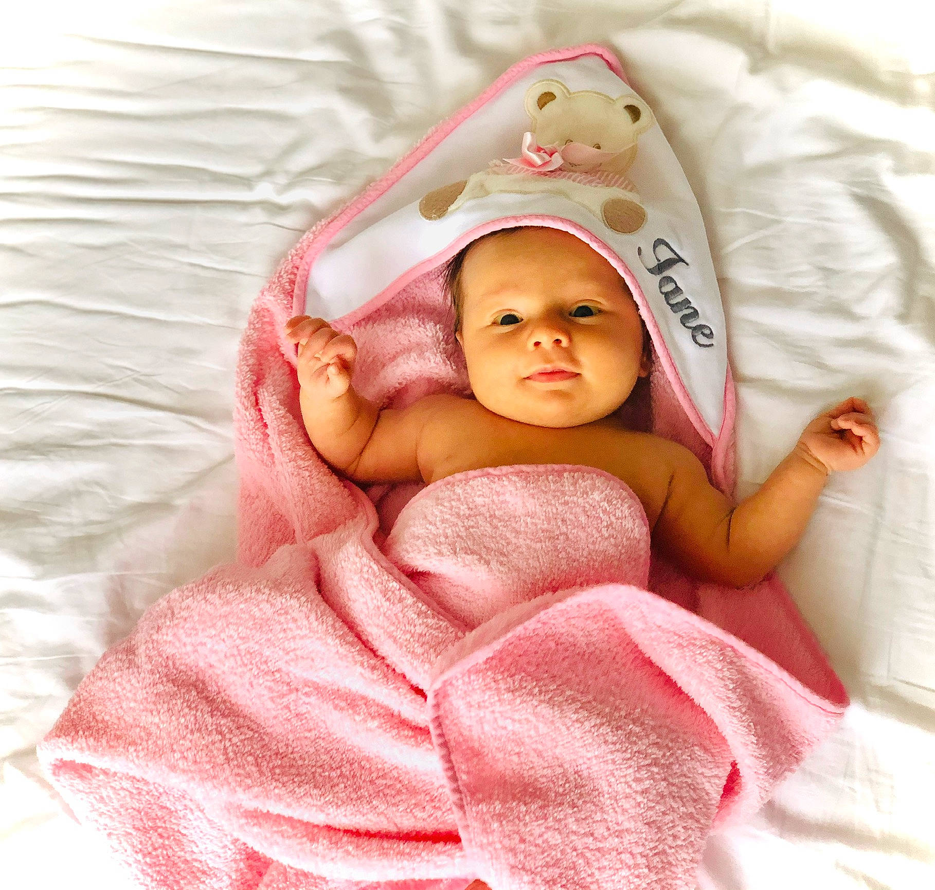 Jane Sophie a rejoint le concours — aidez-le/la à gagner de superbes lots ! baby, baby_sleeping, bedding, birth, blanket, child, headwear, linens, person, pink, product, skin, textile, toddler, towel