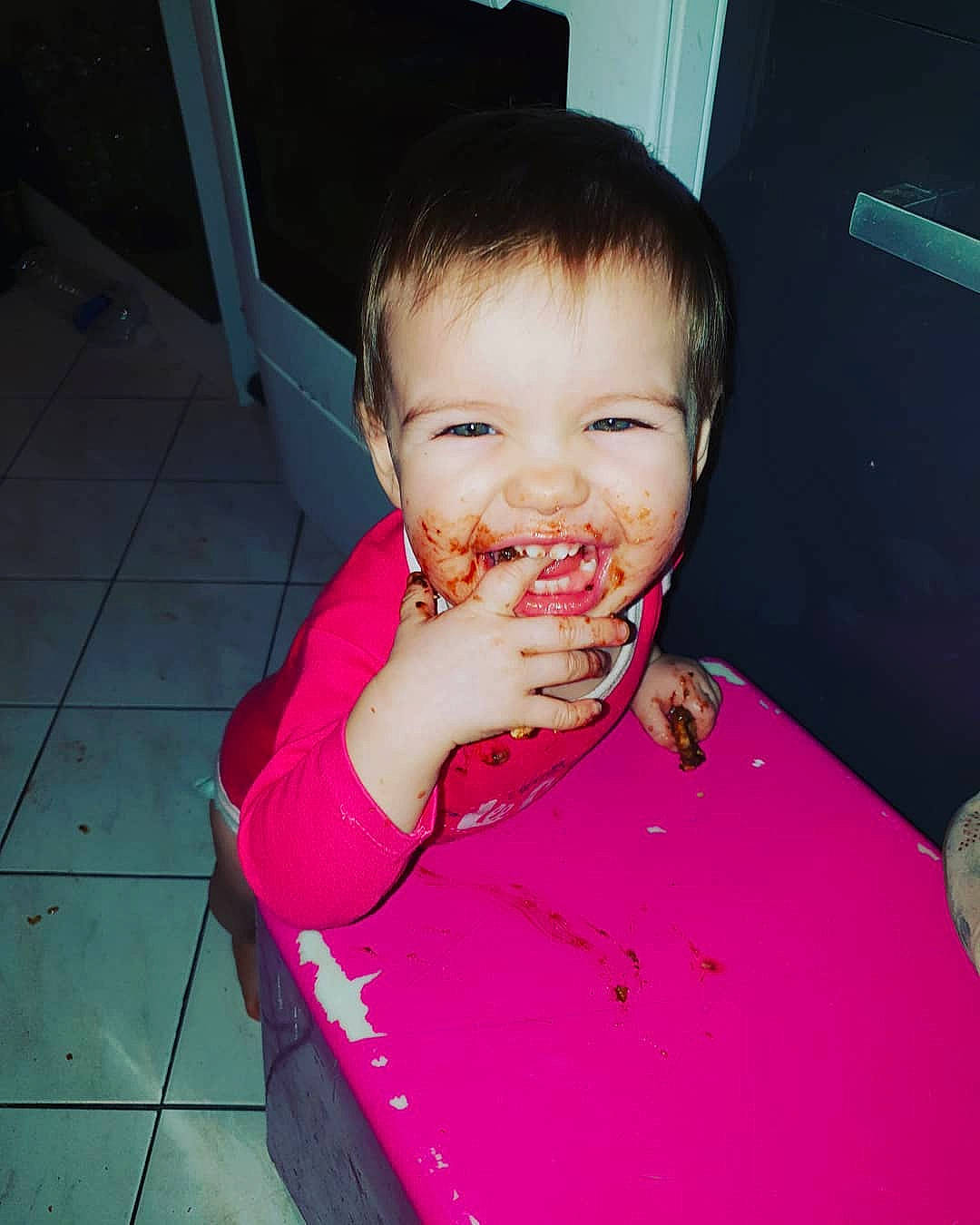 Emma participe au concours pour gagner de l'argent avec cette photo : child, eating, face, food, joy, mouth, person, smile, toddler, vacation