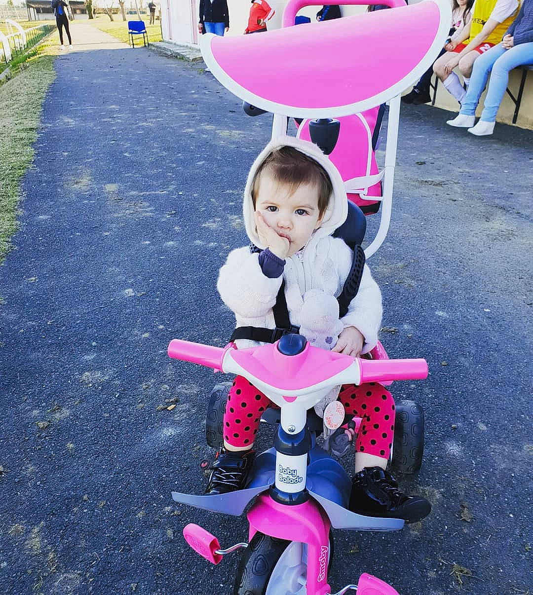 Emma participe au concours pour gagner de l'argent avec cette photo : child, flower, fun, person, pink, plant, play, smile, toddler, tricycle, vacation, vehicle