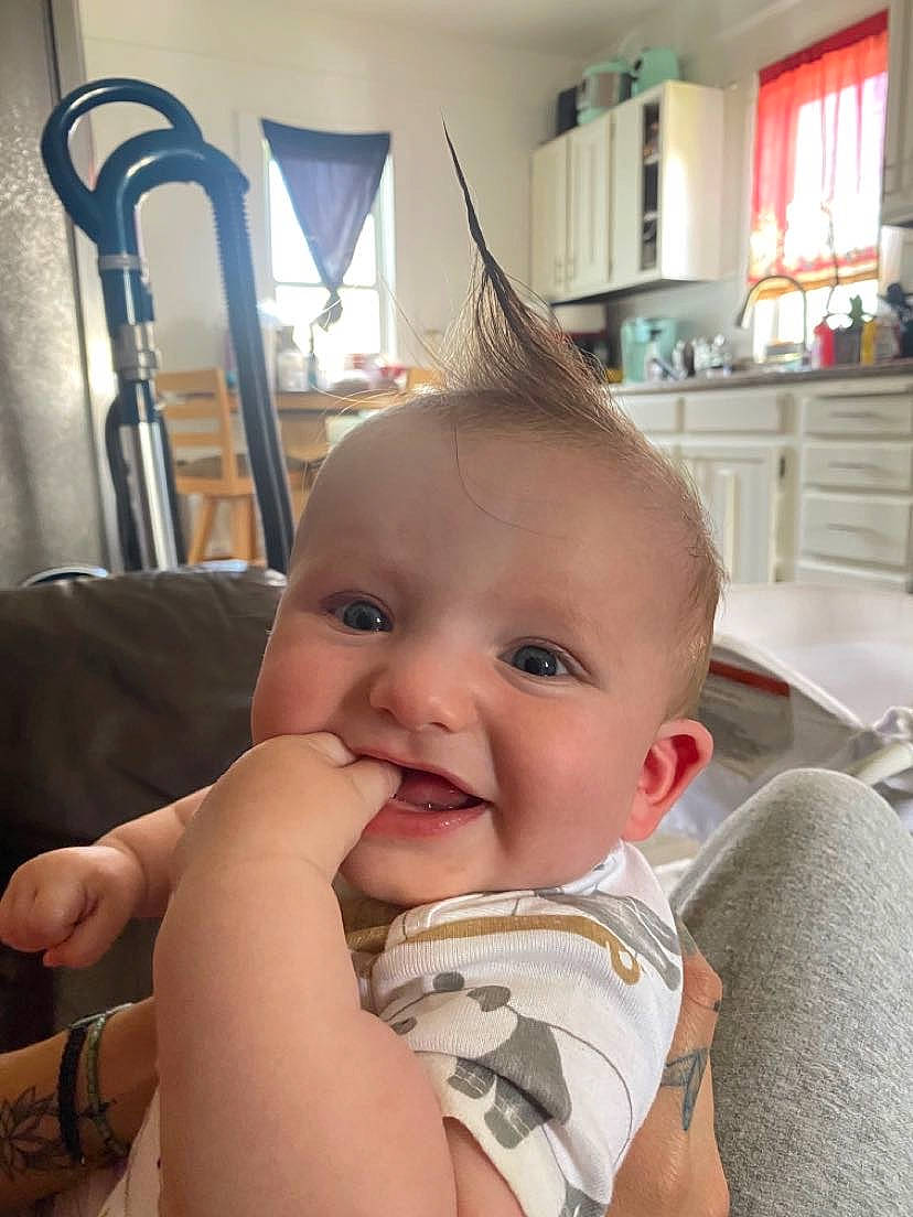 Wariah joined the competition — help win amazing prizes! cheek, chin, ear, eye, eyebrow, face, facial_expression, finger, gesture, hairstyle, hand, head, human_body, joy, mouth, neck, nose, person, shoulder, skin