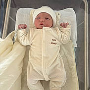 Maëlan participe au concours pour gagner de l'argent avec cette photo : newborn, baby, infant, hospital, bassinet, blanket, hat, clothing, sleepwear, person, face, cute, cozy, lying_down, bed, soft, baby_garment, newborn_baby, hospital_room, peaceful