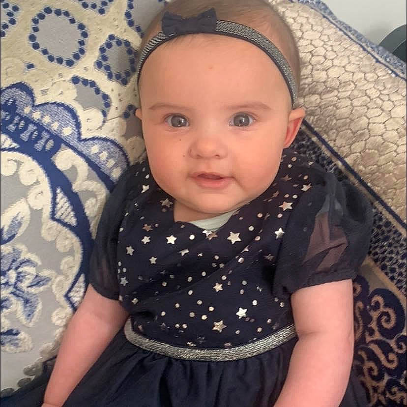 Celya a rejoint le concours — aidez-le/la à gagner de superbes lots ! baby, baby_toddler_clothing, cheek, chin, cool, dress_shirt, eyelash, happy, head, headgear, headwear, iris, neck, nose, organ, outerwear, person, skin, sleeve, t_shirt