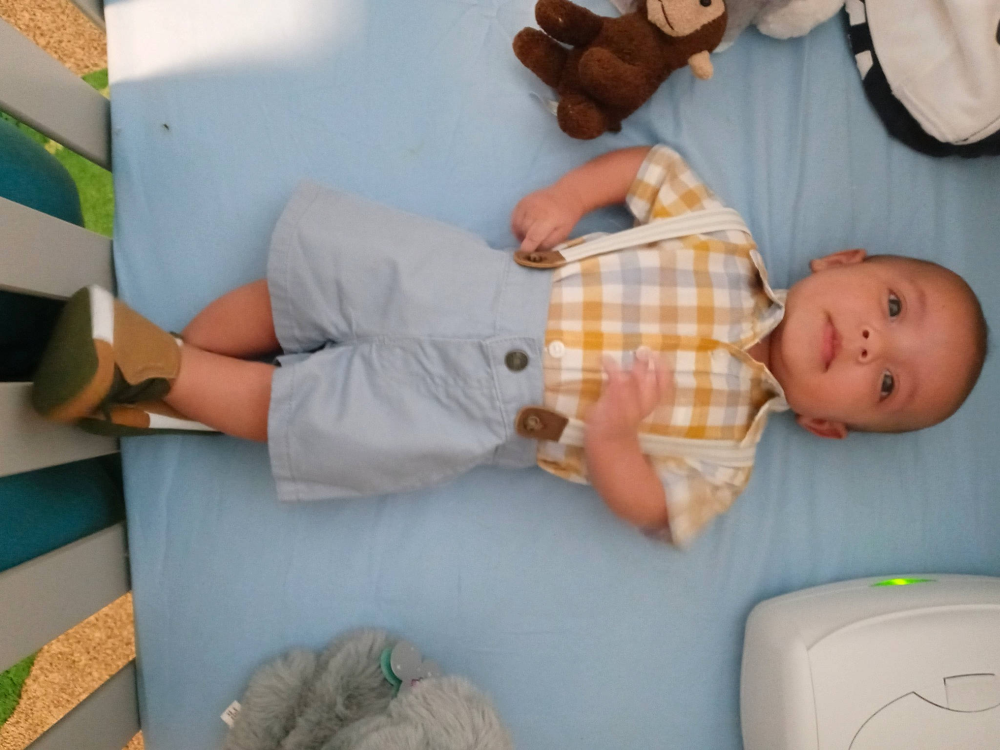 Jermaine is registered to the contest to win money with this photo: arm, baby, baby_products, baby_toddler_clothing, child, comfort, finger, fun, gesture, green, human_leg, joint, knee, people, person, room, sitting, skin, thigh, toddler