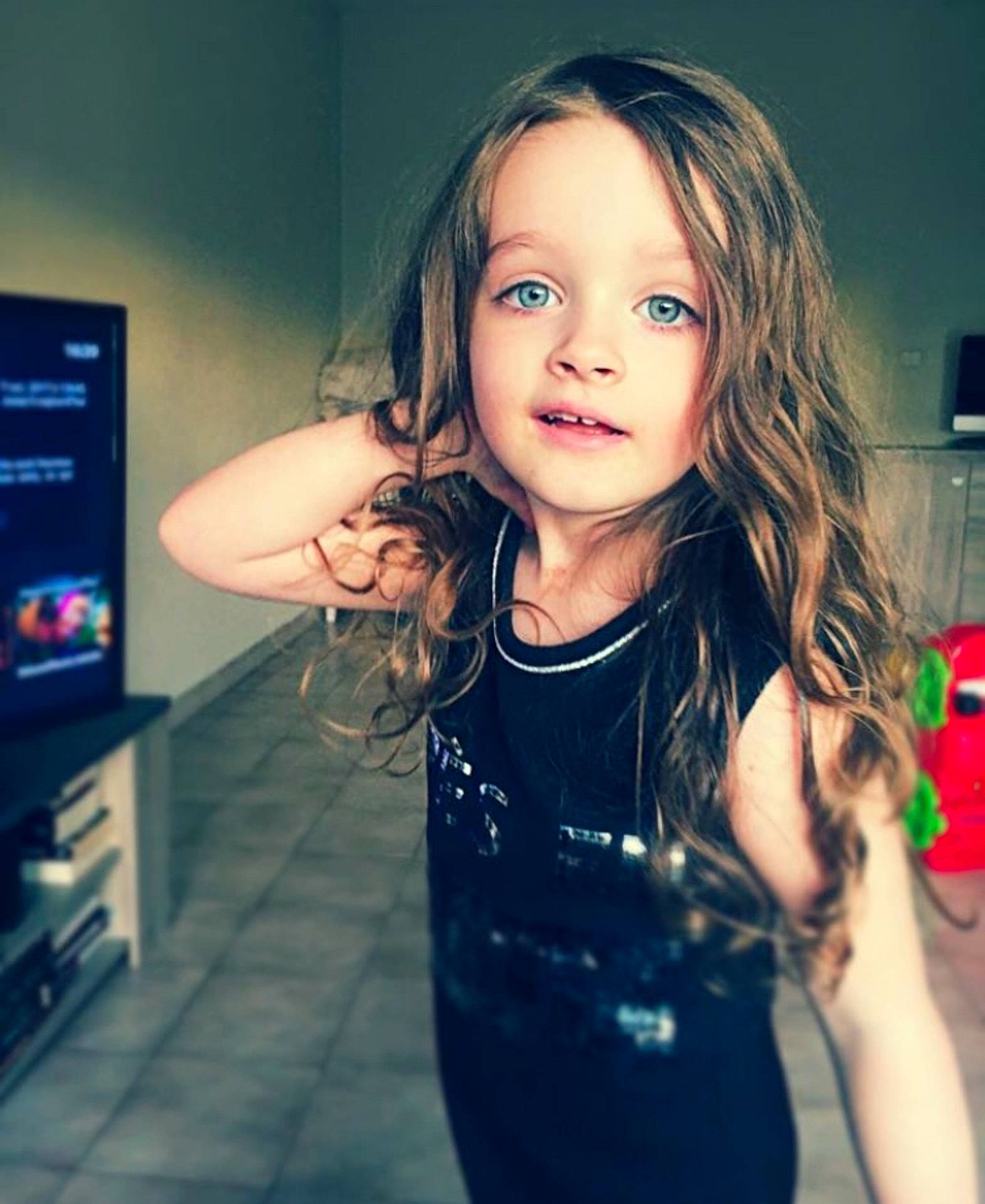 Linoa a rejoint le concours — aidez-le/la à gagner de superbes lots ! beauty, brown_hair, child, child_model, cool, fun, girl, hair, hairstyle, happiness, human_hair_color, long_hair, person, photography, product, selfie, shoulder, smile, snapshot