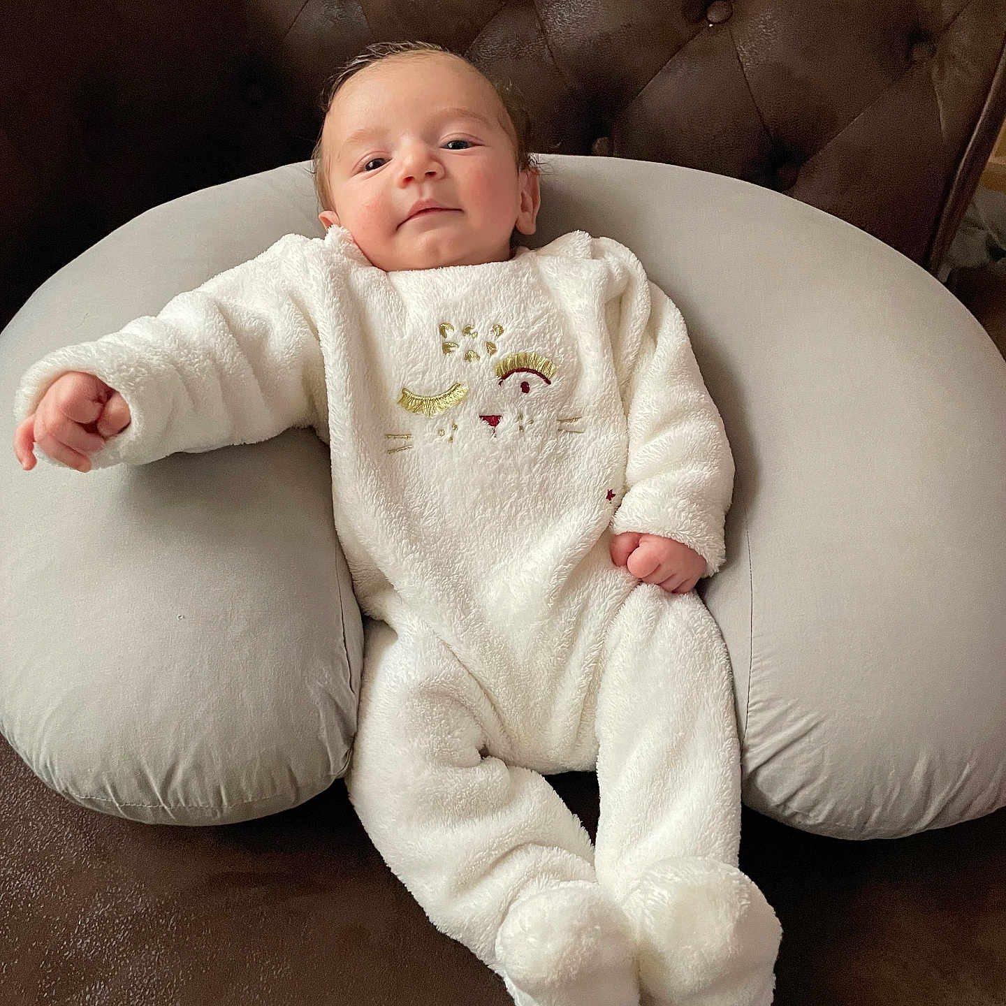 Fernand participe au concours pour gagner de l'argent avec cette photo : baby, babylaughing, blanket, bodypart, crib, cushion, face, finger, furniture, hand, happy, head, homedecor, infantbed, newborn, person, photography, pillow, portrait, sitting