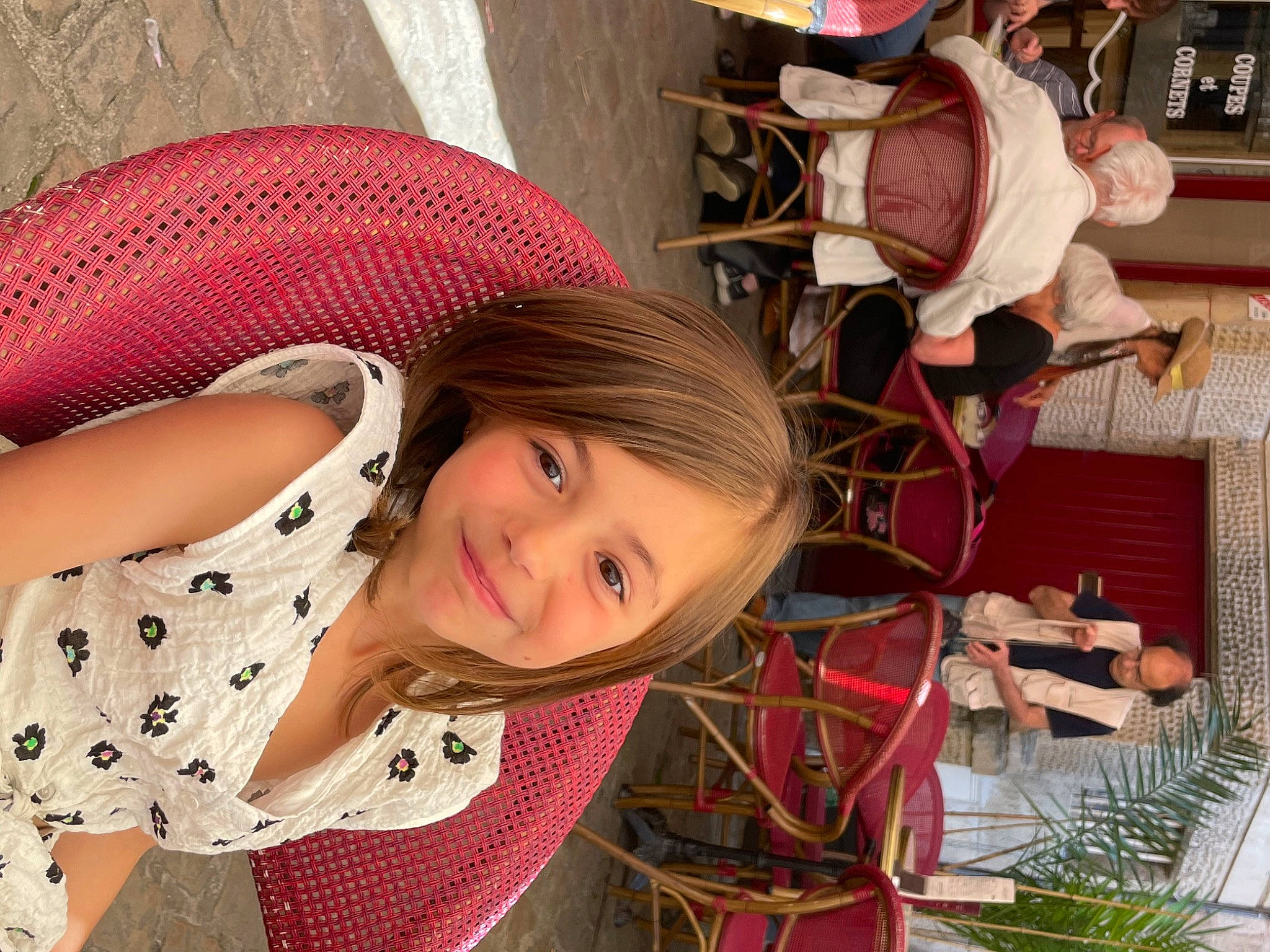 Manon participe au concours pour gagner de l'argent avec cette photo : child, fashion_accessory, fun, happy, hat, joy, leisure, organ, pattern, person, pink, plant, recreation, sitting, skin, smile, sun_hat, textile, toddler, tourism