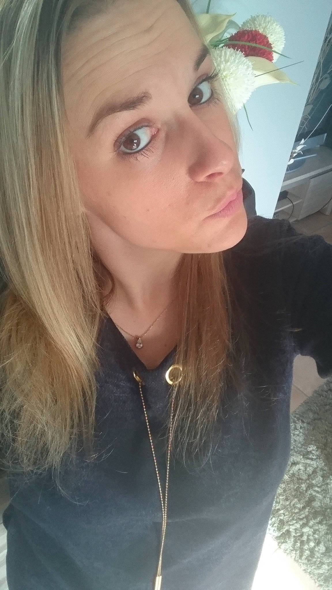 Kitty participe au concours pour gagner de l'argent avec cette photo : beauty, black_hair, blond, brown_hair, cheek, chin, ear, eyebrow, face, forehead, girl, hair, hair_coloring, human_hair_color, lip, long_hair, mouth, neck, nose, person