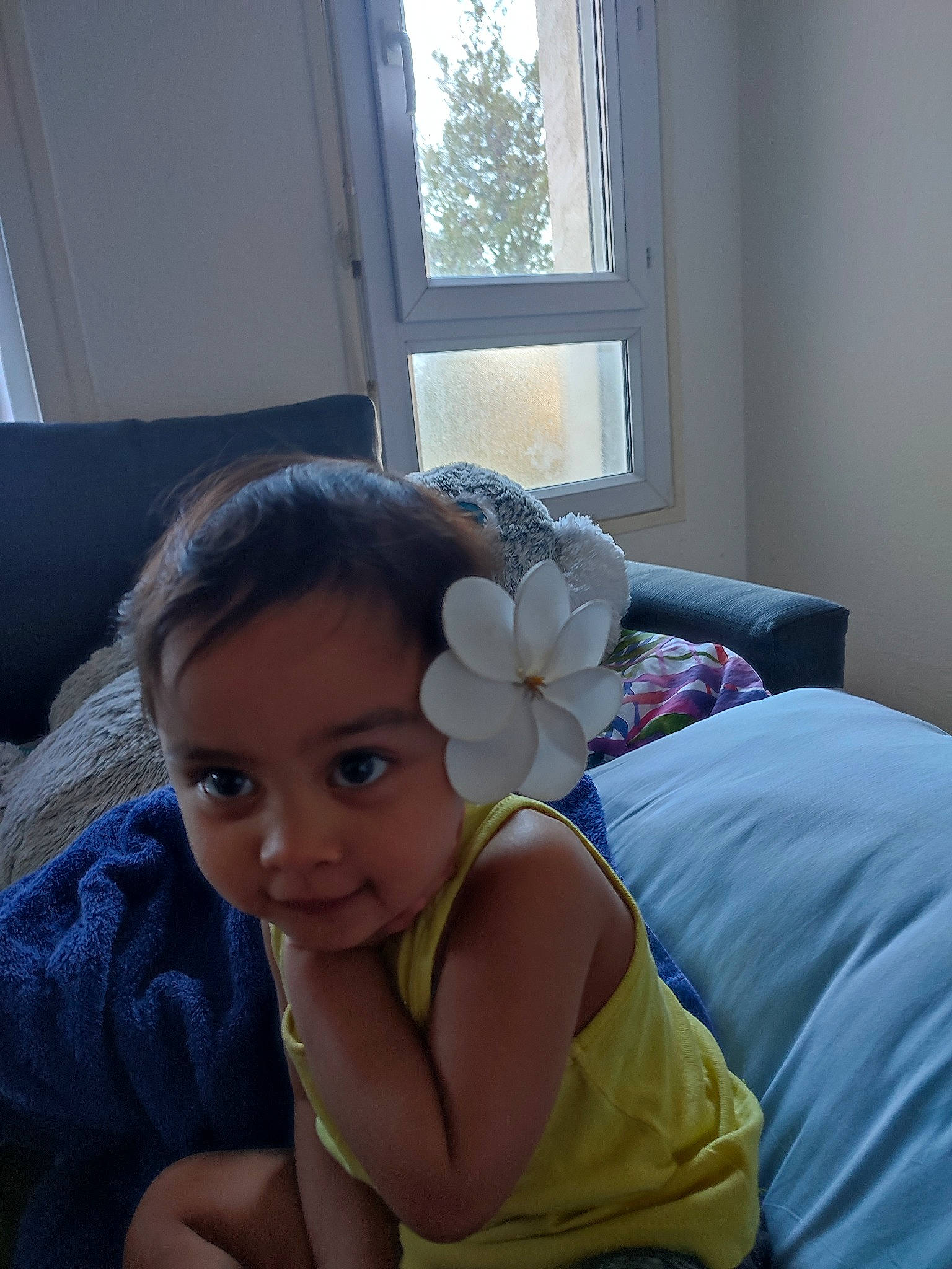 Hope a rejoint le concours — aidez-le/la à gagner de superbes lots ! audio_equipment, azure, beauty, chair, child, comfort, couch, eye, hair, hairstyle, happy, head, human_leg, linens, person, plant, room, sitting, textile, toddler