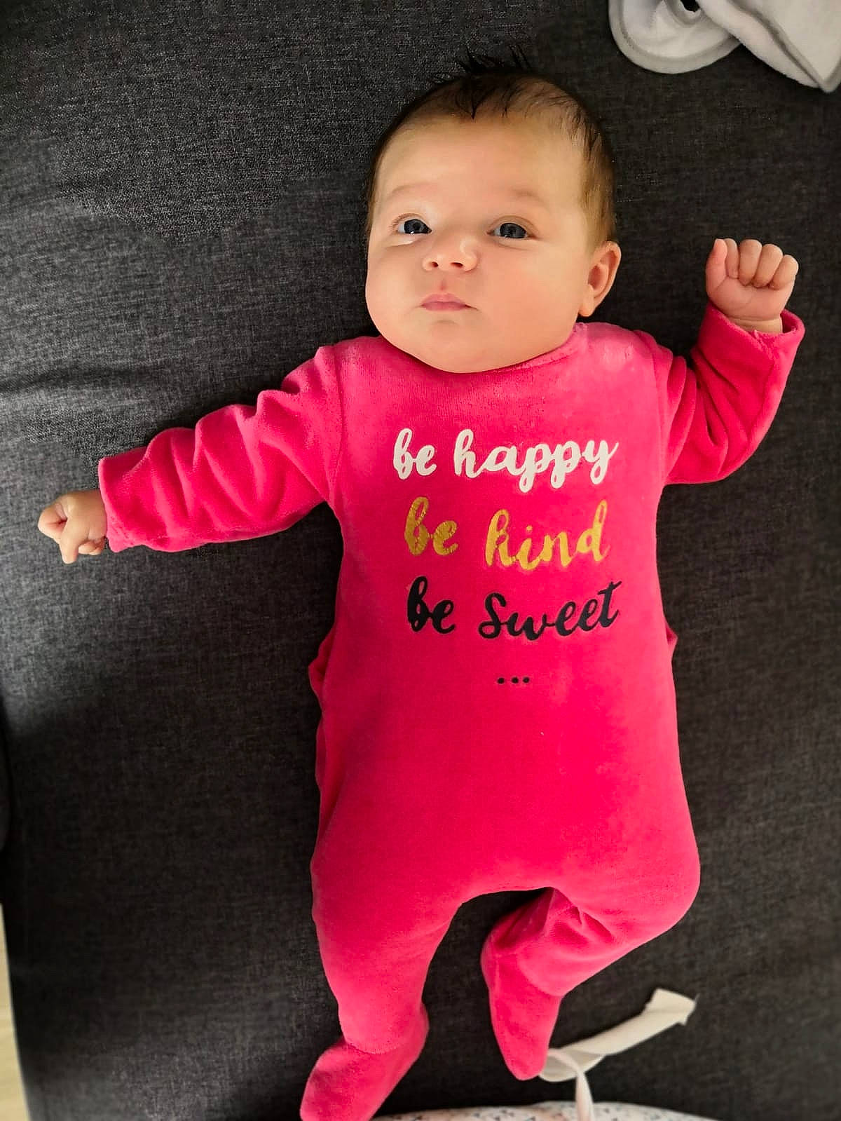 Mylena a rejoint le concours — aidez-le/la à gagner de superbes lots ! arm, baby, baby_products, baby_toddler_clothing, cheek, child, infant_bodysuit, outerwear, person, pink, product, skin, sleeve, smile, standing, t_shirt, toddler