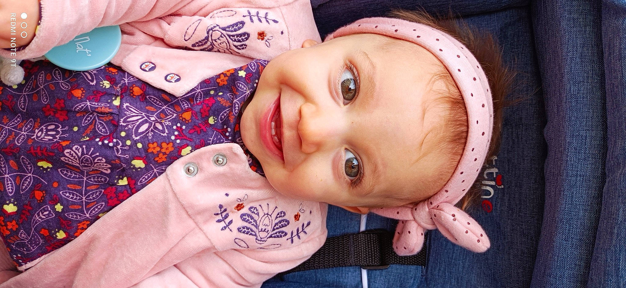 Yamina a rejoint le concours — aidez-le/la à gagner de superbes lots ! cheek, chin, cool, eye, eyebrow, eyelash, face, facial_expression, finger, happy, head, human_body, iris, lip, mouth, neck, nose, person, pink, skin