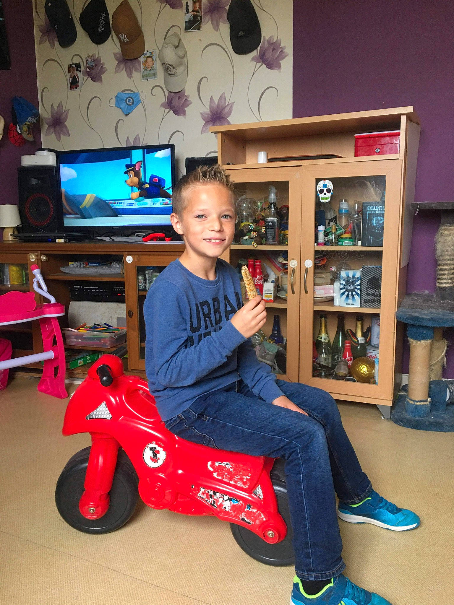 Matisse a rejoint le concours — aidez-le/la à gagner de superbes lots ! bookcase, child, computer, footwear, fun, furniture, jeans, joy, leg, leisure, person, personal_computer, shelf, shelving, shoe, smile, snapshot, sneakers, t_shirt, tire