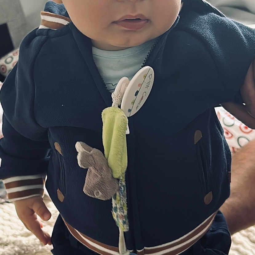 Djamal a rejoint le concours — aidez-le/la à gagner de superbes lots ! apparel, baby, blanket, cap, child, clothing, curious, cute, face, hand, indoor, infant, jacket, pacifier, person, soft, standing, striped, toy, wide_eyes