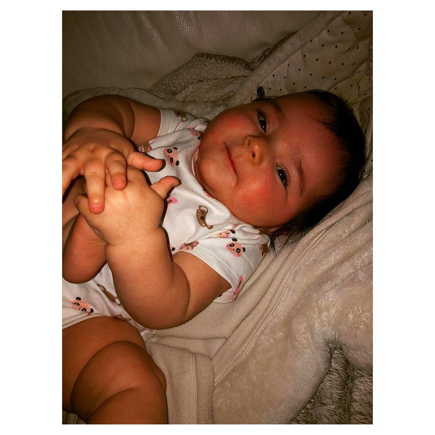 Tyana a rejoint le concours — aidez-le/la à gagner de superbes lots ! baby, baby_toddler_clothing, beauty, cheek, comfort, elbow, eye, face, finger, flash_photography, gesture, happy, head, iris, mouth, nose, person, skin, sleeve, smile