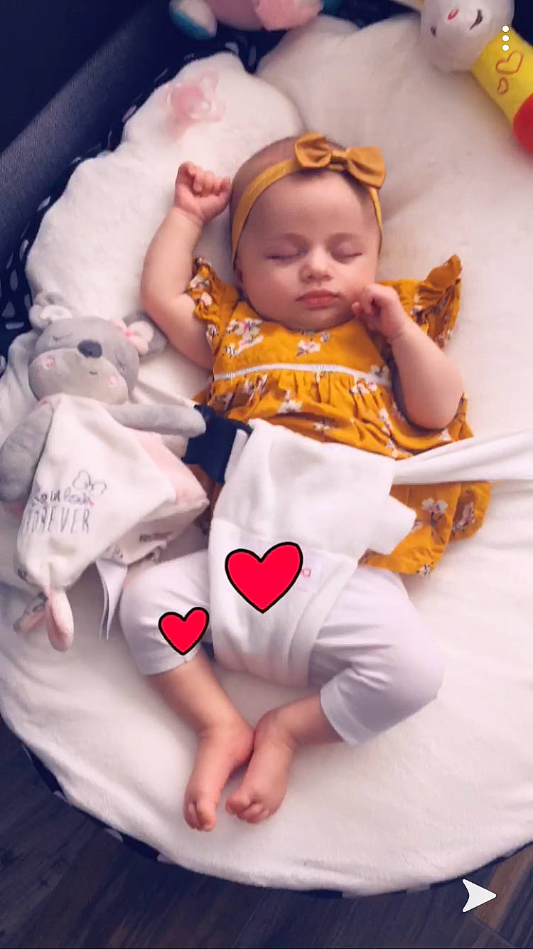 Emma a rejoint le concours — aidez-le/la à gagner de superbes lots ! baby, baby_sleeping, bedtime, cheek, child, comfort, furniture, linens, person, product, sleep, textile, toddler