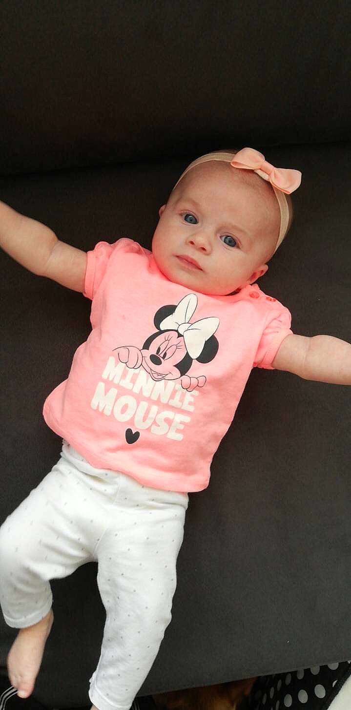 Emma a rejoint le concours — aidez-le/la à gagner de superbes lots ! baby, baby_products, baby_toddler_clothing, child, child_model, outerwear, pattern, person, pink, product, sleeve, t_shirt, toddler