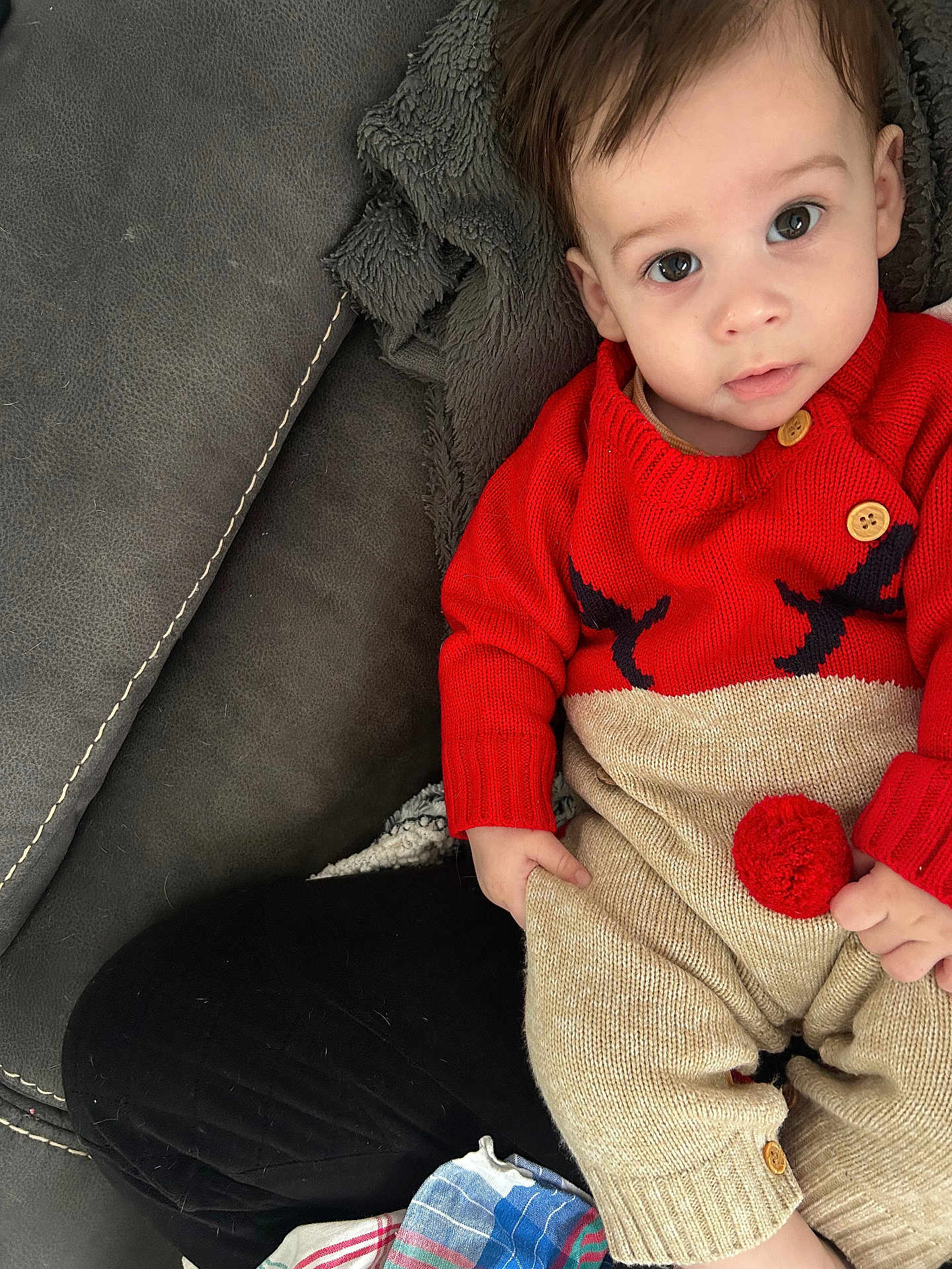 Jules a rejoint le concours — aidez-le/la à gagner de superbes lots ! baby, child, infant, red_sweater, knitwear, couch, blanket, indoor, portrait, cute, face, eyes, hand, furniture, cozy, sitting, clothing, person, home, relaxing