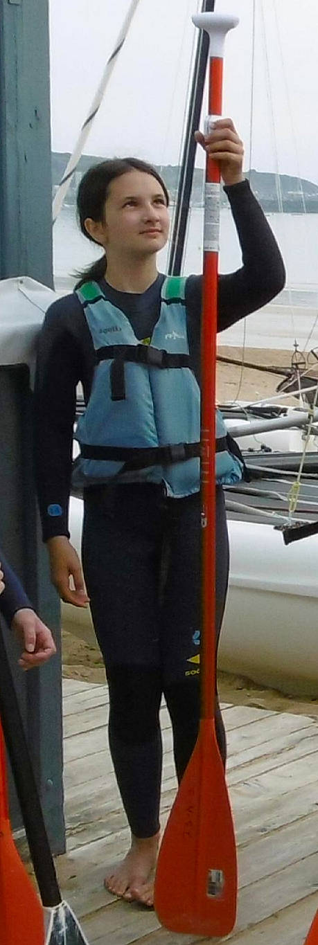 Angéline participe au concours pour gagner de l'argent avec cette photo : boat, boats_and_boating_equipment_and_supplies, elbow, electric_blue, human_leg, joint, knee, lifejacket, mast, naval_architecture, person, personal_protective_equipment, recreation, sailboat, sleeve, standing, street_fashion, travel, waist, watercraft