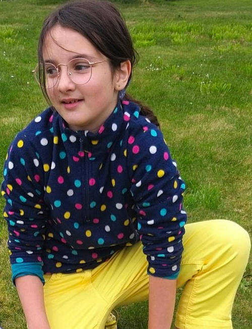 Angéline a rejoint le concours — aidez-le/la à gagner de superbes lots ! dress_shirt, eyewear, fun, glasses, grass, hair, happy, head, joint, leisure, neck, pattern, people_in_nature, person, plaid, recreation, sitting, sleeve, street_fashion, t_shirt