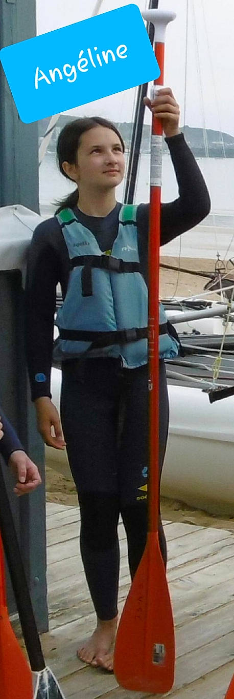 Angéline a rejoint le concours — aidez-le/la à gagner de superbes lots ! boat, boats_and_boating_equipment_and_supplies, elbow, electric_blue, lifejacket, mast, naval_architecture, person, personal_protective_equipment, recreation, sailboat, sailing, sleeve, standing, street_fashion, travel, vehicle, waist, watercraft, white