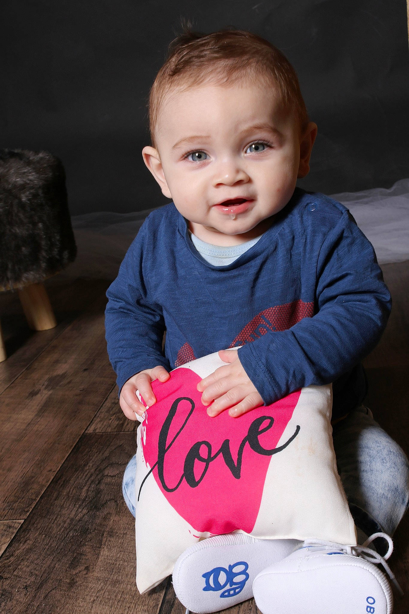 Giulian a rejoint le concours — aidez-le/la à gagner de superbes lots ! baby, baby_toddler_clothing, cheek, chin, couch, face, finger, flash_photography, fun, happy, head, iris, lip, mammal, person, skin, sleeve, standing, t_shirt, toddler