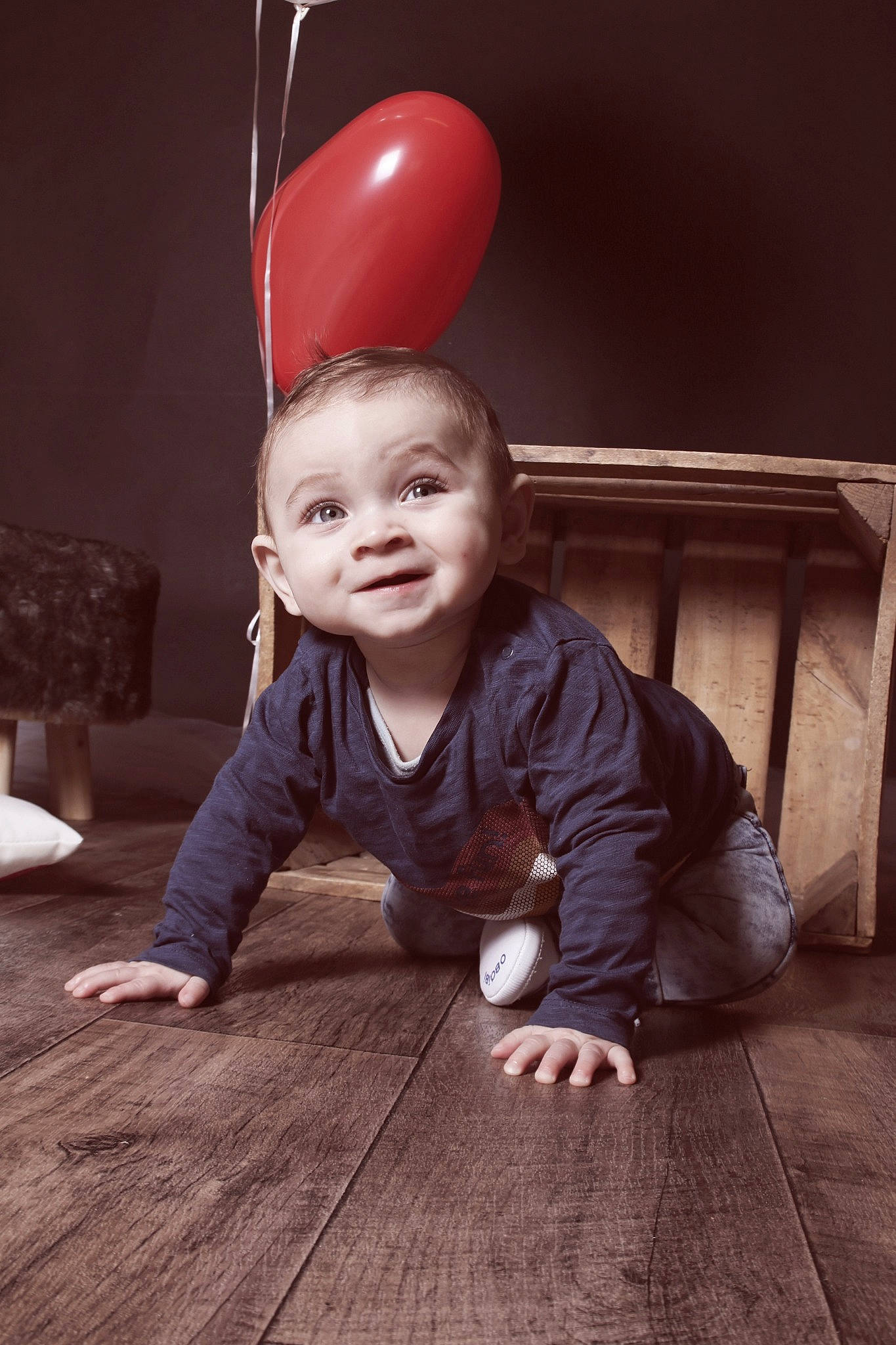 Giulian a rejoint le concours — aidez-le/la à gagner de superbes lots ! baby, baby_toddler_clothing, balloon, child, comfort, eye, flash_photography, floor, flooring, fun, hair, happy, hardwood, nose, person, smile, toddler, varnish, wood, wood_flooring