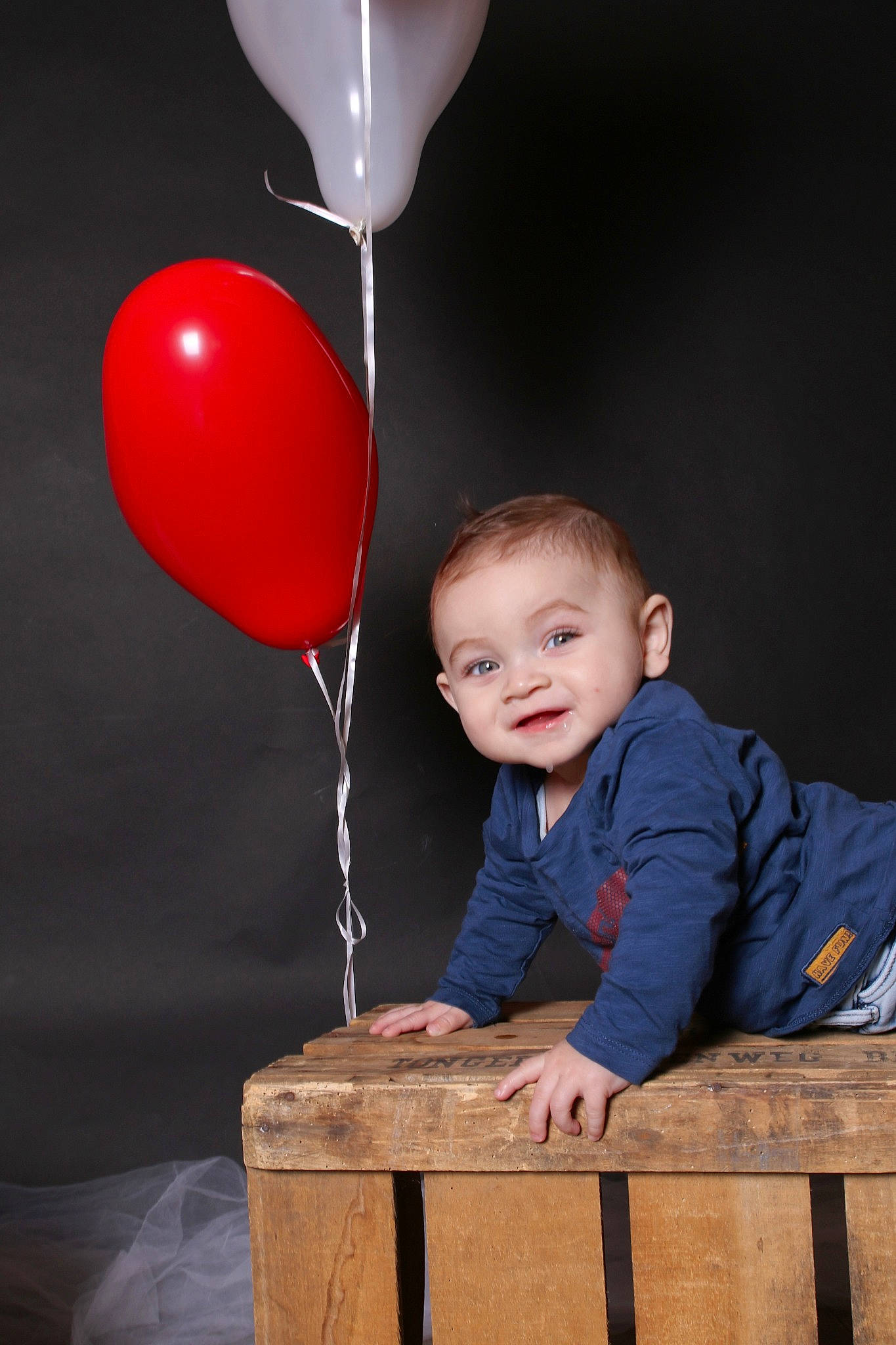 Giulian a rejoint le concours — aidez-le/la à gagner de superbes lots ! baby_toddler_clothing, balloon, beauty, black, event, flash_photography, fun, happy, human_body, joy, magenta, organ, party_supply, person, red, sitting, sleeve, smile, t_shirt, toddler