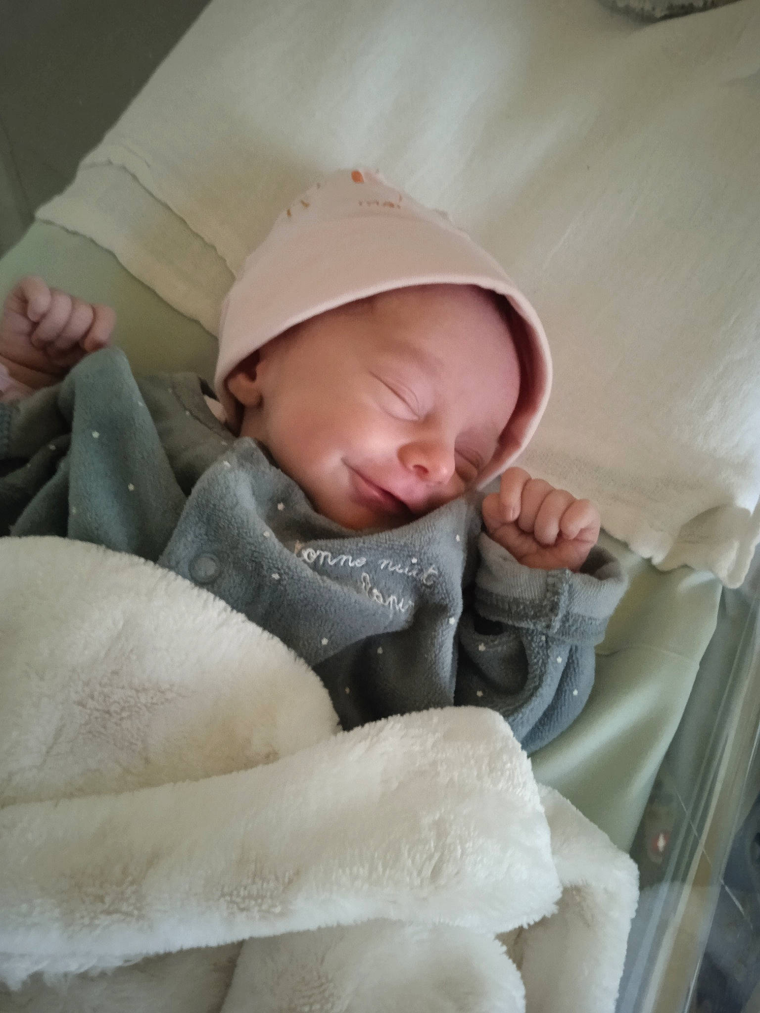 Ylyanna a rejoint le concours — aidez-le/la à gagner de superbes lots ! baby, baby_products, baby_safety, baby_sleeping, baby_toddler_clothing, bedtime, cheek, child, comfort, eye, face, head, human_body, linens, person, product, room, skin, textile, thumb