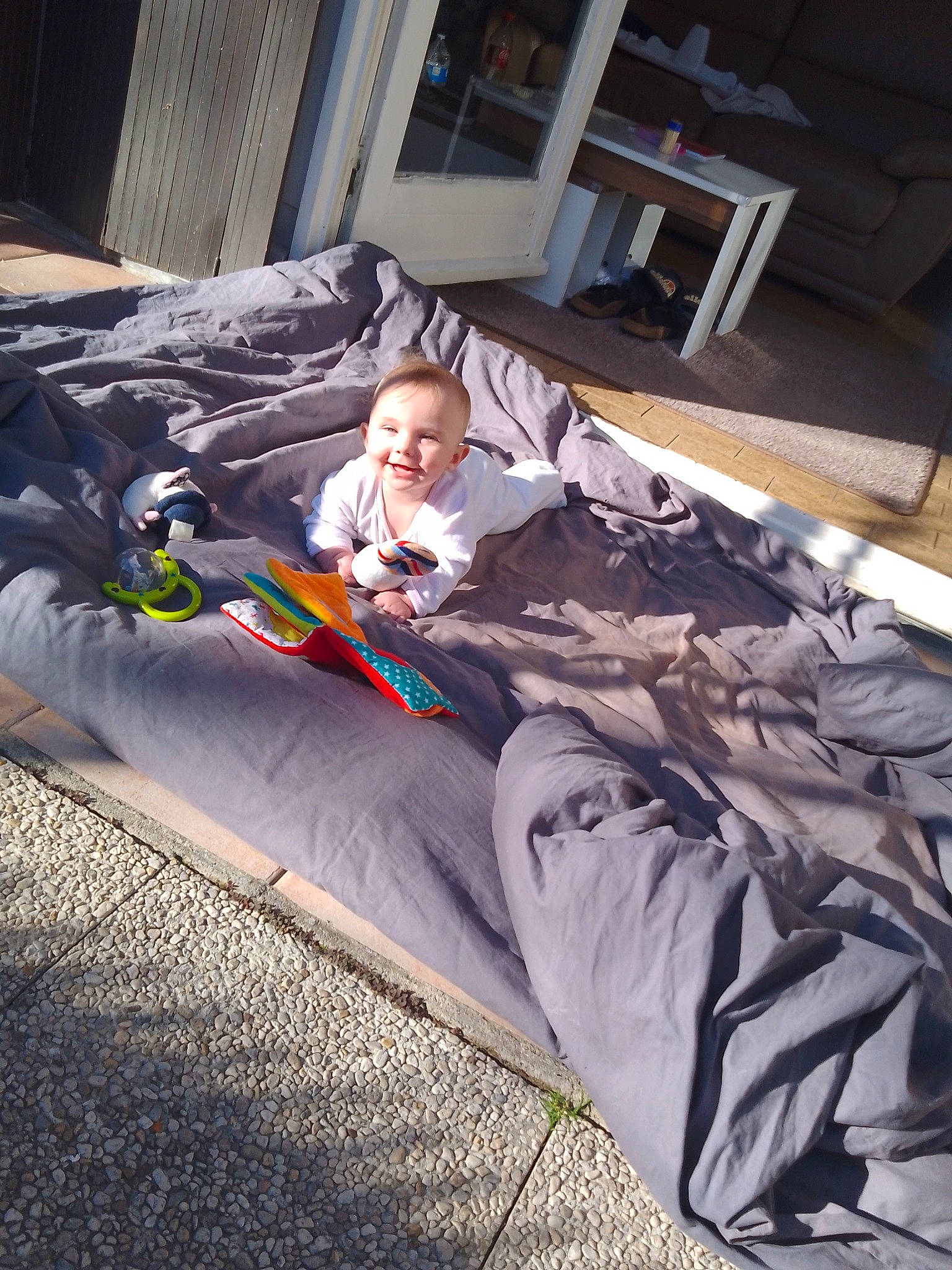 Ylyanna a rejoint le concours — aidez-le/la à gagner de superbes lots ! baby, baby_products, child, city, comfort, door, flooring, fun, grass, joy, leisure, linens, nap, person, recreation, room, sitting, sleep, tints_and_shades, toddler