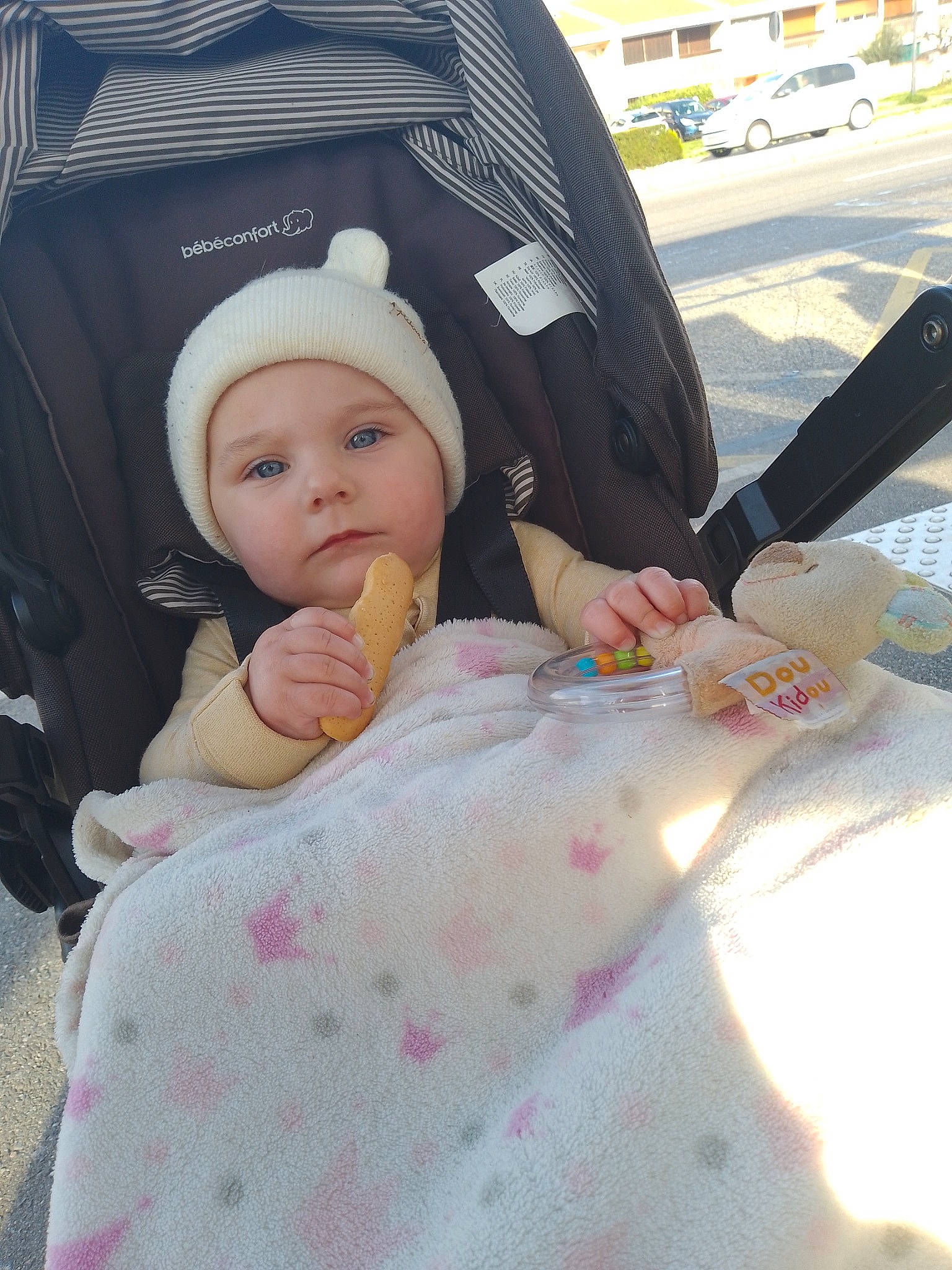 Ylyanna participe au concours pour gagner de l'argent avec cette photo : baby, baby_carriage, baby_products, baby_toddler_clothing, baseball_cap, cap, car_seat, child, comfort, event, fashion_accessory, grass, hat, headwear, linens, pattern, person, sitting, skin, sleeve