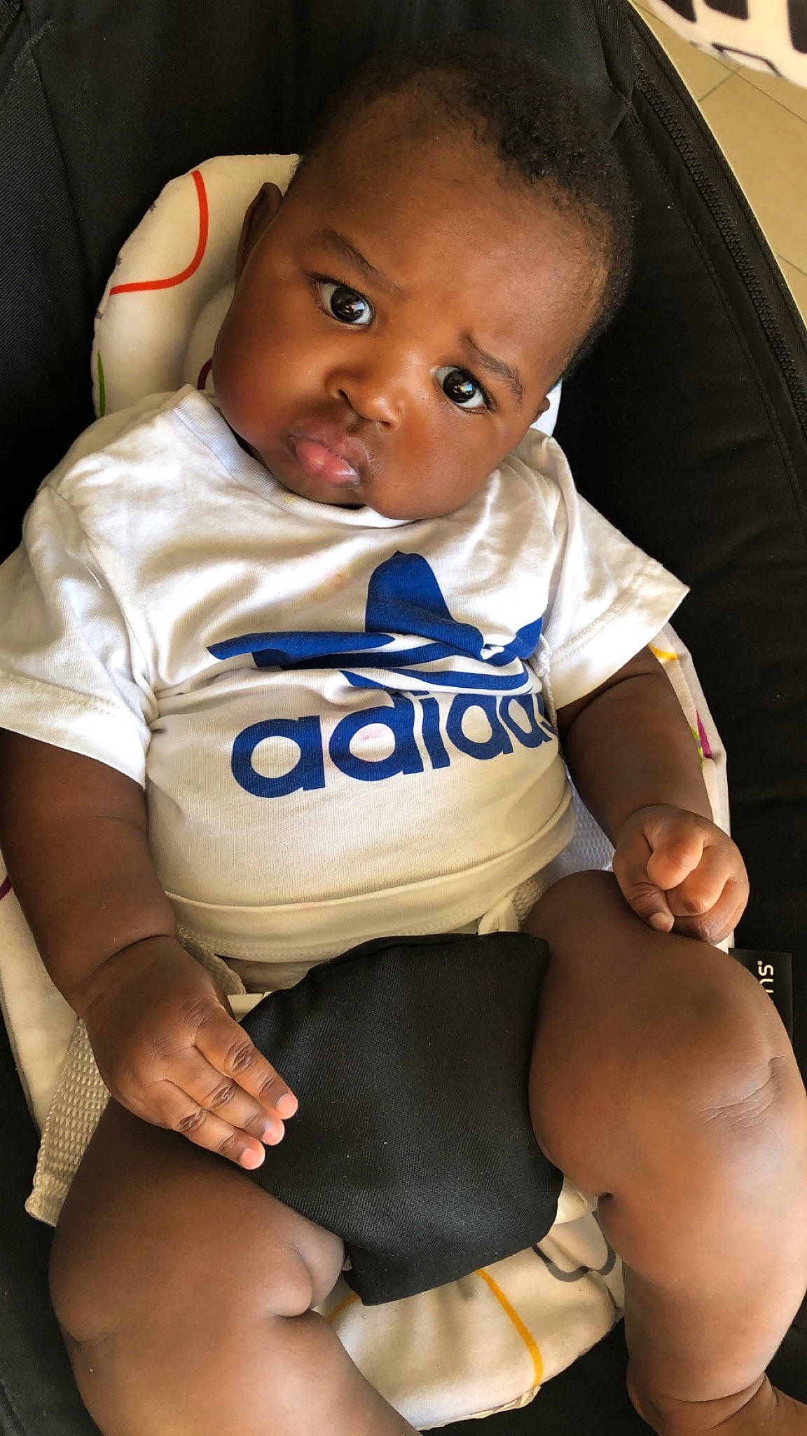 Keyssim participe au concours pour gagner de l'argent avec cette photo : abdomen, baby, baby_products, baby_toddler_clothing, cheek, child, leg, person, product, sitting, thigh, toddler