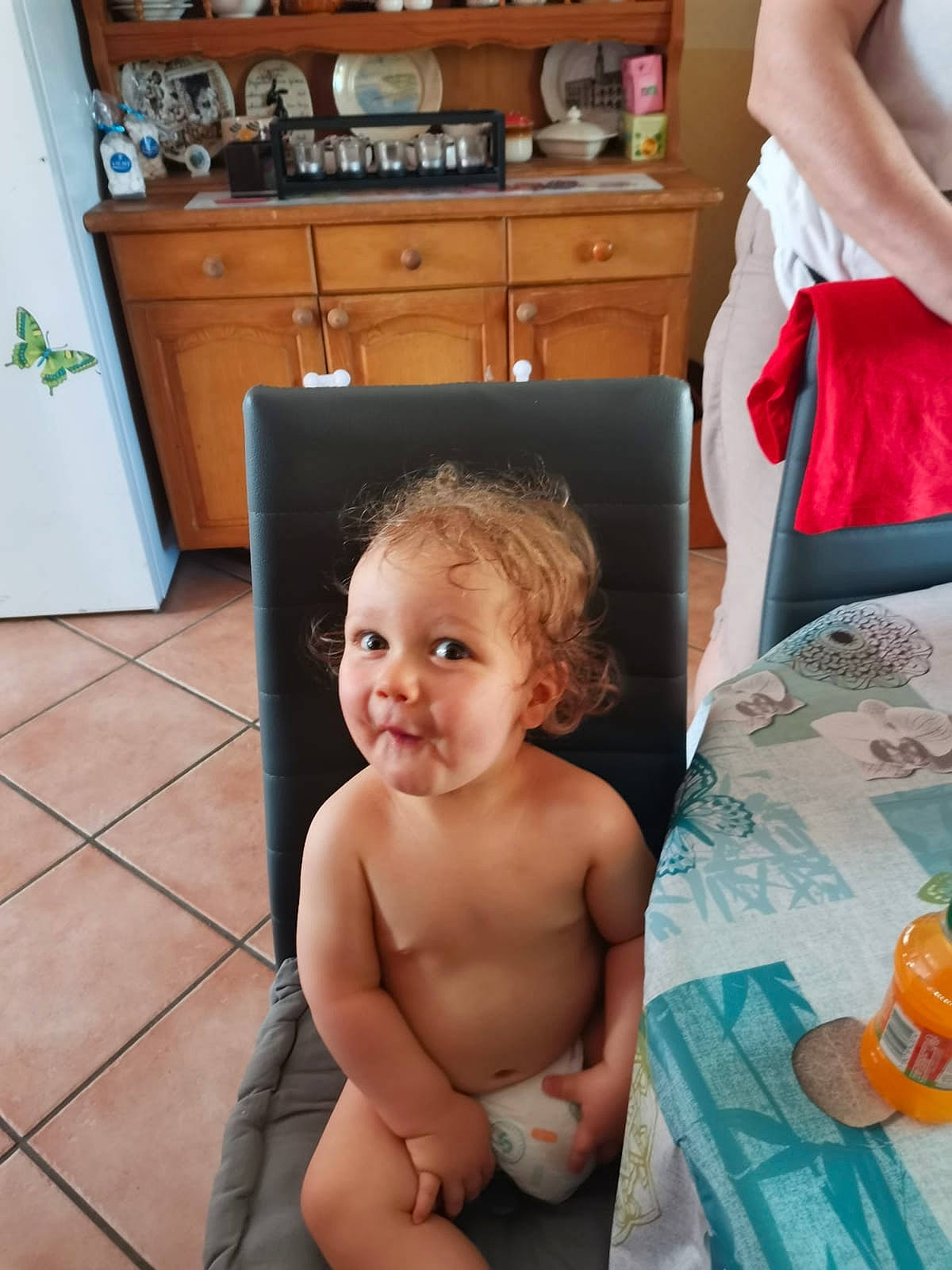 Malhon a rejoint le concours — aidez-le/la à gagner de superbes lots ! abdomen, baby, cabinetry, chest, drawer, eye, finger, flooring, hairstyle, hand, happy, human_body, joint, kitchen_appliance, muscle, person, shoulder, smile, thigh, toddler