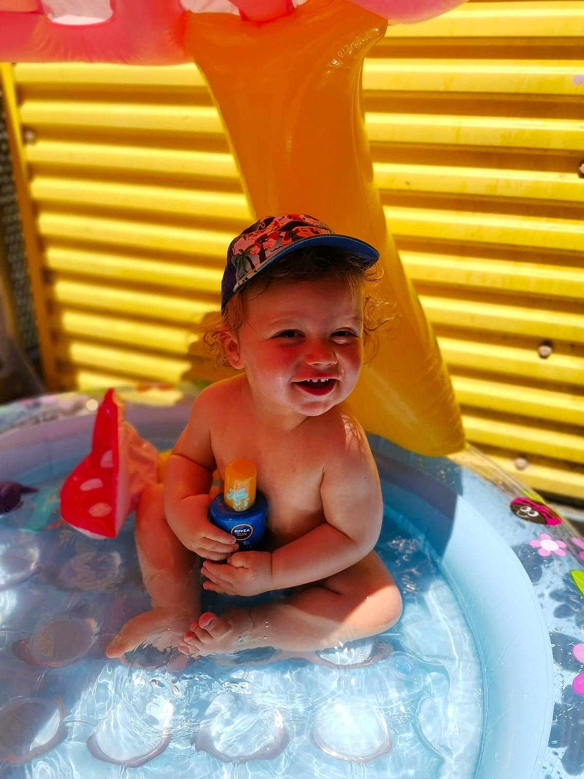 Malhon a rejoint le concours — aidez-le/la à gagner de superbes lots ! baby, baby_products, bathing, child, event, fun, happy, hat, icing, inflatable, leisure, party_supply, person, play, product, recreation, smile, snapshot, toddler, water