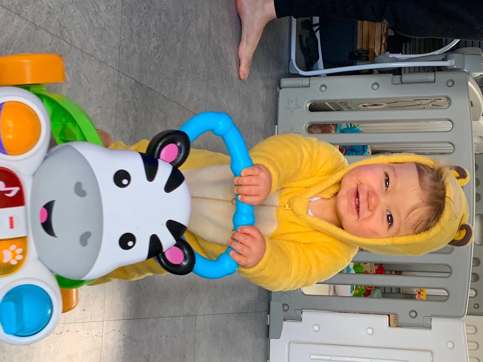 Malhon participe au concours pour gagner de l'argent avec cette photo : arm, baby_products, baby_toys, child, fun, machine, party_supply, person, plastic, play, room, smile, stuffed_toy, t_shirt, toddler, toy, yellow