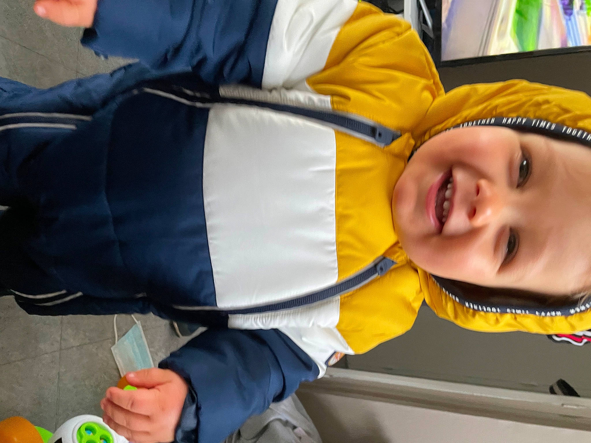 Malhon participe au concours pour gagner de l'argent avec cette photo : baby, baby_products, child, event, fruit, gesture, glove, happy, hat, jacket, outerwear, person, recreation, room, saba_banana, smile, toddler, tree, uniform, wrist