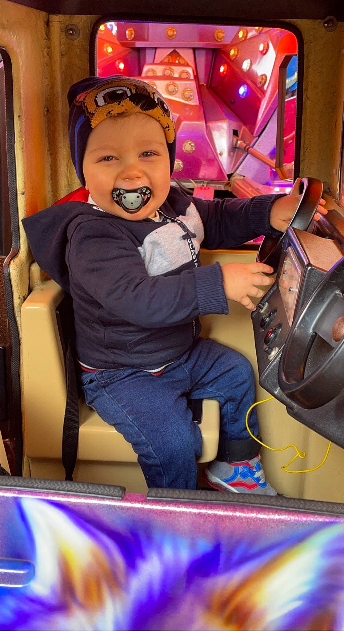 Malhon a rejoint le concours — aidez-le/la à gagner de superbes lots ! audio_equipment, automotive_design, baby, chair, child, comfort, entertainment, event, eyewear, fun, headwear, leisure, luxury_vehicle, motor_vehicle, person, personal_protective_equipment, purple, recreation, sitting, smile