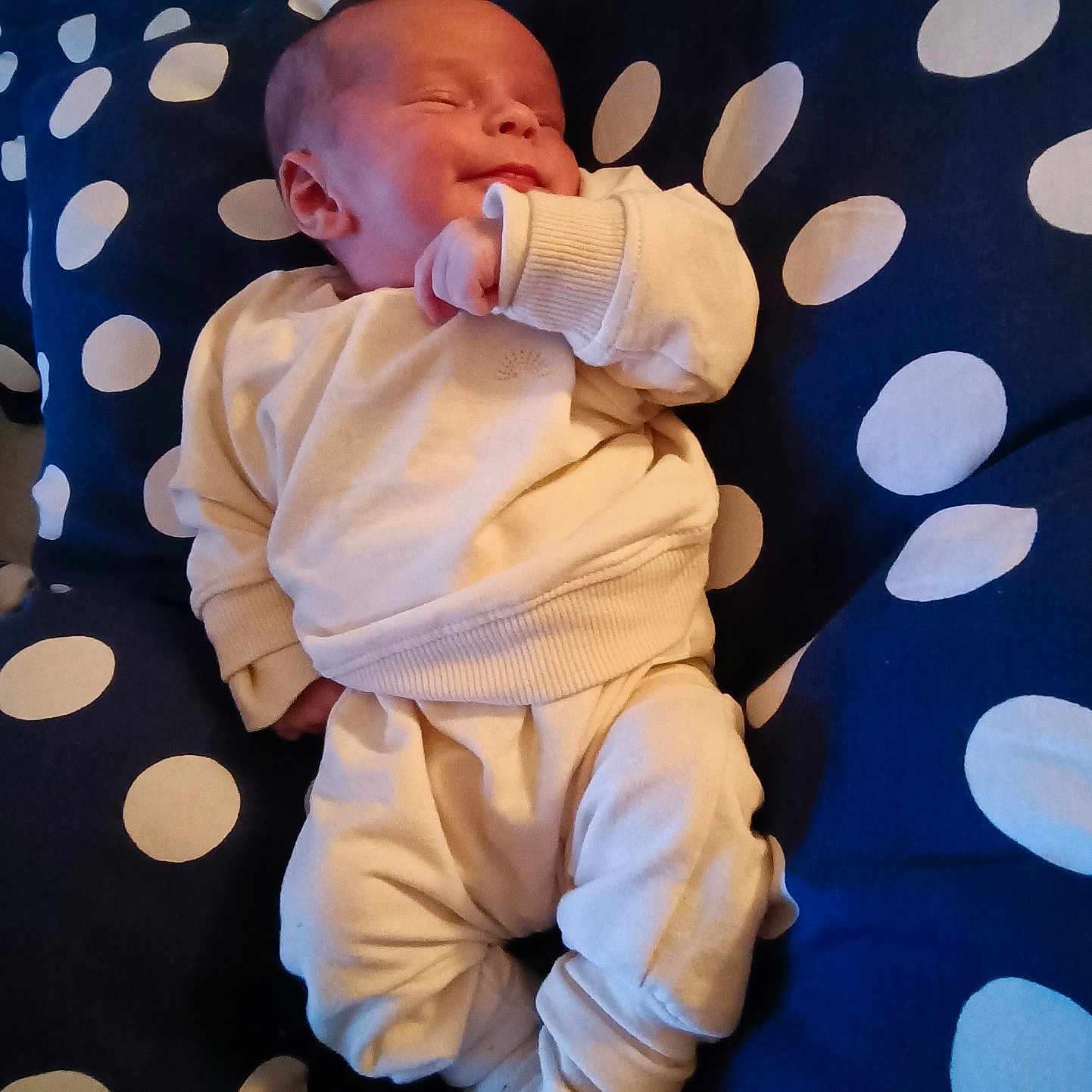 Ellias a rejoint le concours — aidez-le/la à gagner de superbes lots ! baby, sleeping, infant, cozy, clothing, polka_dot, cushion, blue, white, soft, cute, peaceful, resting, indoors, child, newborn, fabric, comfort, portrait, person