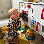 Jules participe au concours pour gagner de l'argent avec cette photo : candid, checkered_shirt, child, colorful, curious, cute, exploring, floor_mat, hand, home, indoor, kneeling, plastic_toys, playroom, playtime, portrait, toddler, toy_fruits, toy_kitchen, young_child