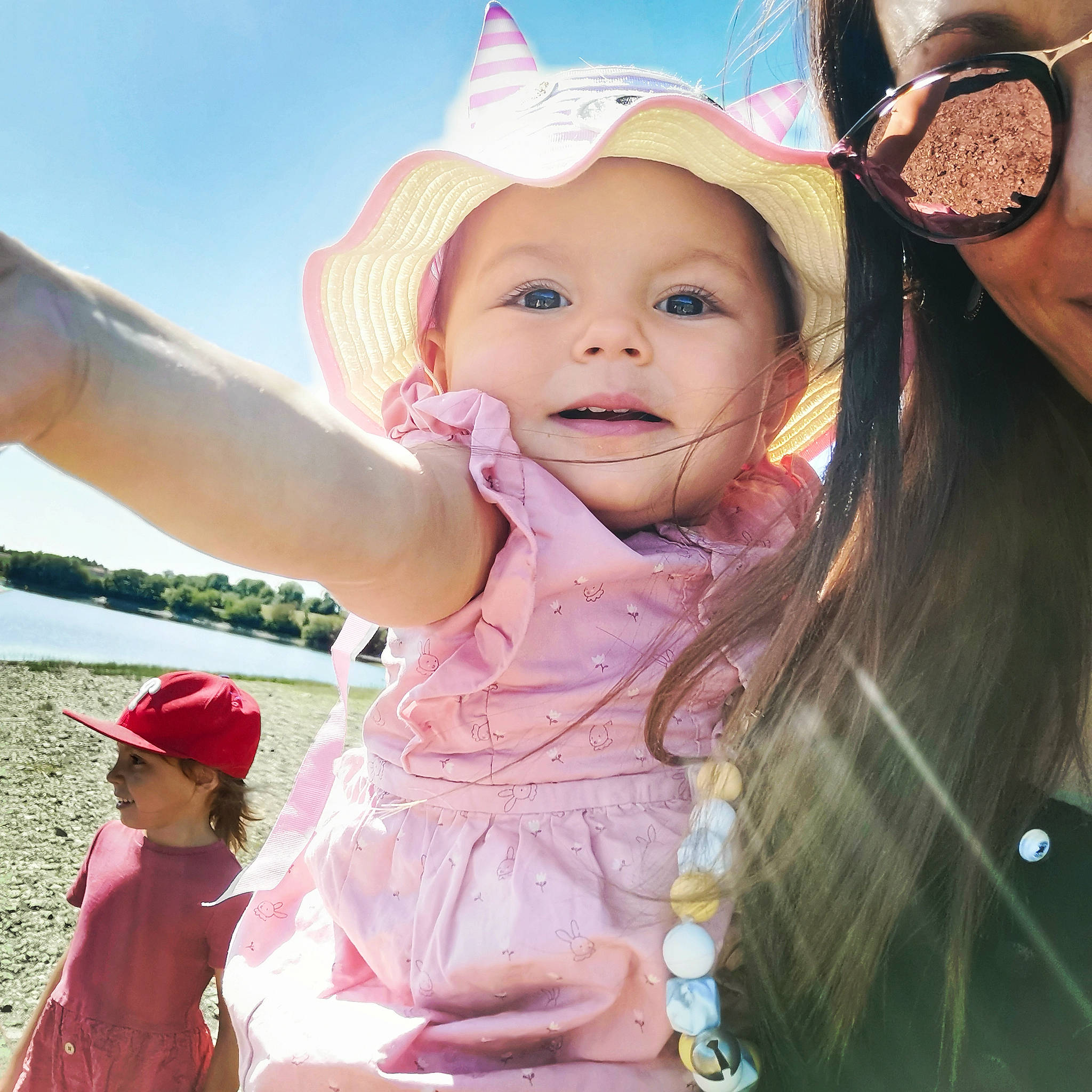 Mya participe au concours pour gagner de l'argent avec cette photo : baby_toddler_clothing, cap, child, finger, fun, gesture, grass, happy, hat, headgear, headwear, leisure, lip, people_in_nature, person, pink, recreation, skin, sky, sun_hat